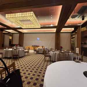 試食会場。スクリーンへの投影も上手いと感じました。