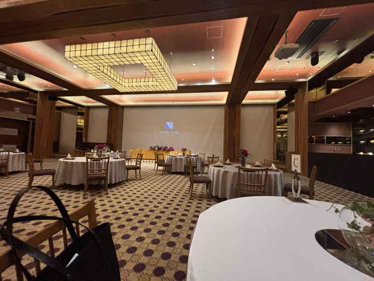 試食会場。スクリーンへの投影も上手いと感じました。