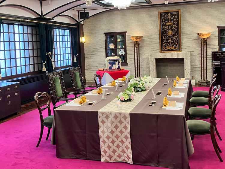 食事会場は乃木希典夫妻の邸宅をモチーフにしたお部屋です。。大正浪漫を感じさせる素敵な空間でした。
