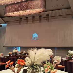 披露宴会場には大きなスクリーンがありそこに写しだされる映像を見て式当日の雰囲気を味わうことができた。