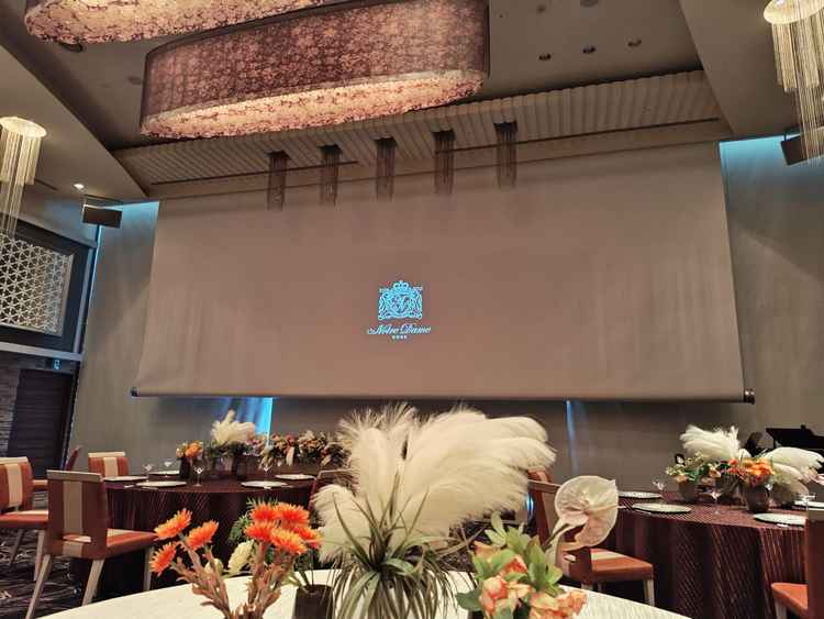 披露宴会場には大きなスクリーンがありそこに写しだされる映像を見て式当日の雰囲気を味わうことができた。