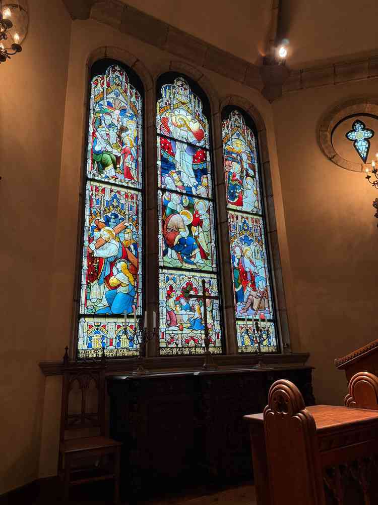 チャペル内にあるステンドグラスの写真。生で見ると写真で見ていたよりも綺麗で、とても素敵でした。