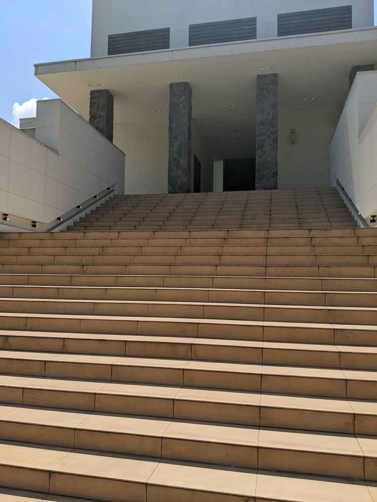 チャペルへ続く大階段です。ここでフラワーシャワーを行うことも多いと聞きました。