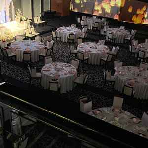 披露宴会場。160人まで入る広さ。階段をおりて登場できるし、プロジェクションマッピングは圧巻。