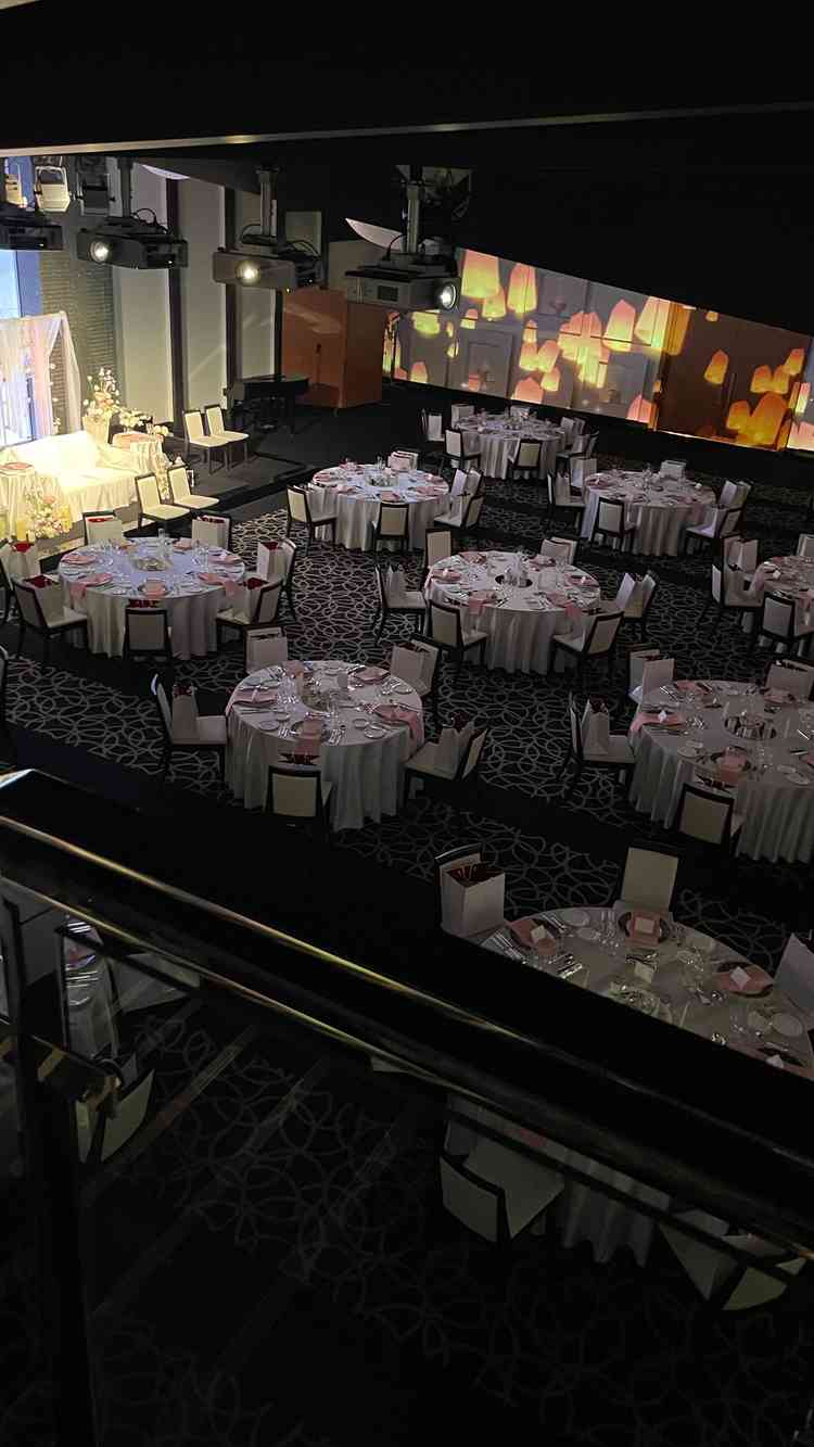 披露宴会場。160人まで入る広さ。階段をおりて登場できるし、プロジェクションマッピングは圧巻。