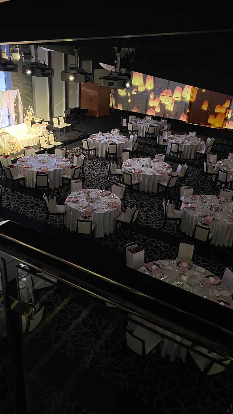 披露宴会場。160人まで入る広さ。階段をおりて登場できるし、プロジェクションマッピングは圧巻。