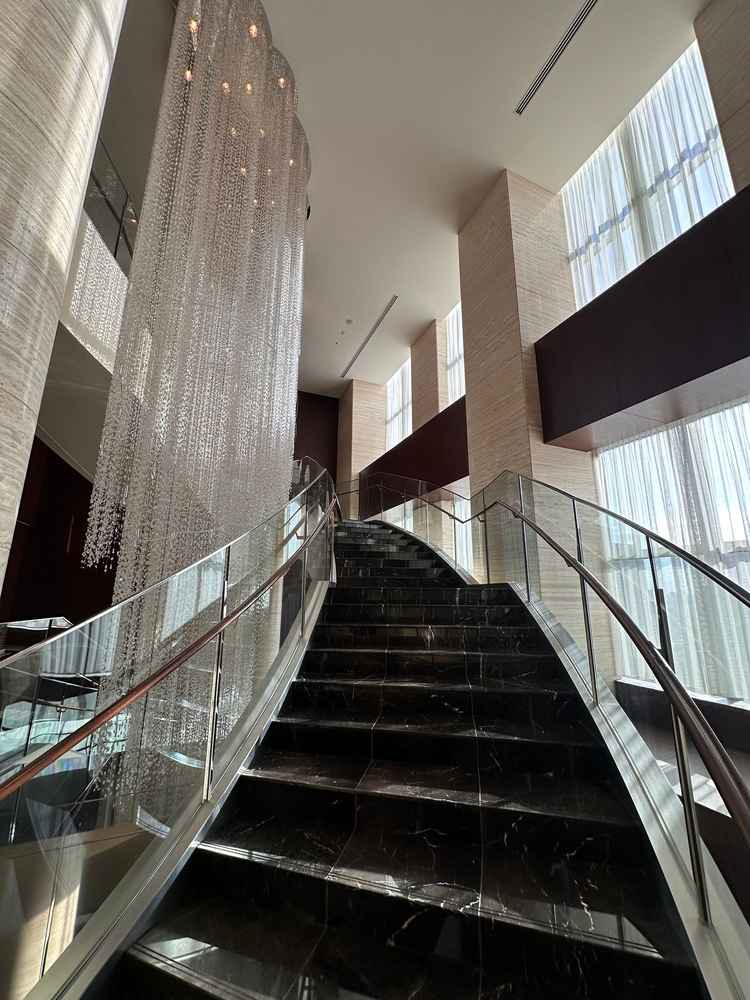 ファーストミートやフラワーシャワーで螺旋階段を使用。素敵なシャンデリアもあり、とても写真映えします。