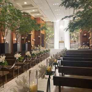 ナチュラルで穏やかな雰囲気のチャペル。天井に木の影が写り、美しかったです。