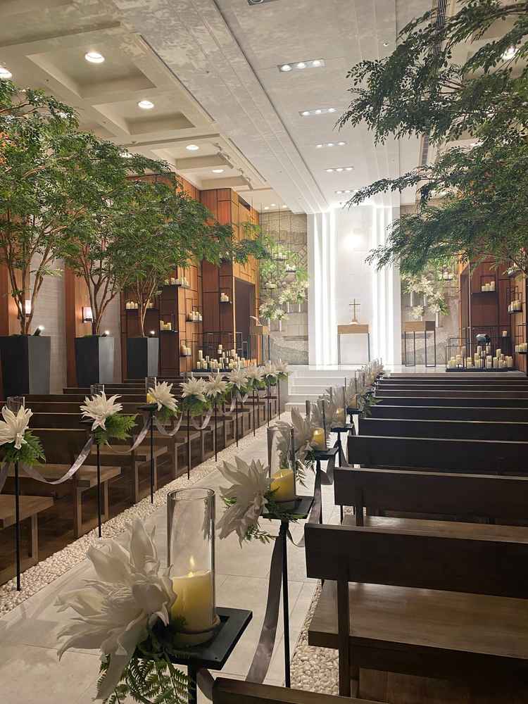 ナチュラルで穏やかな雰囲気のチャペル。天井に木の影が写り、美しかったです。