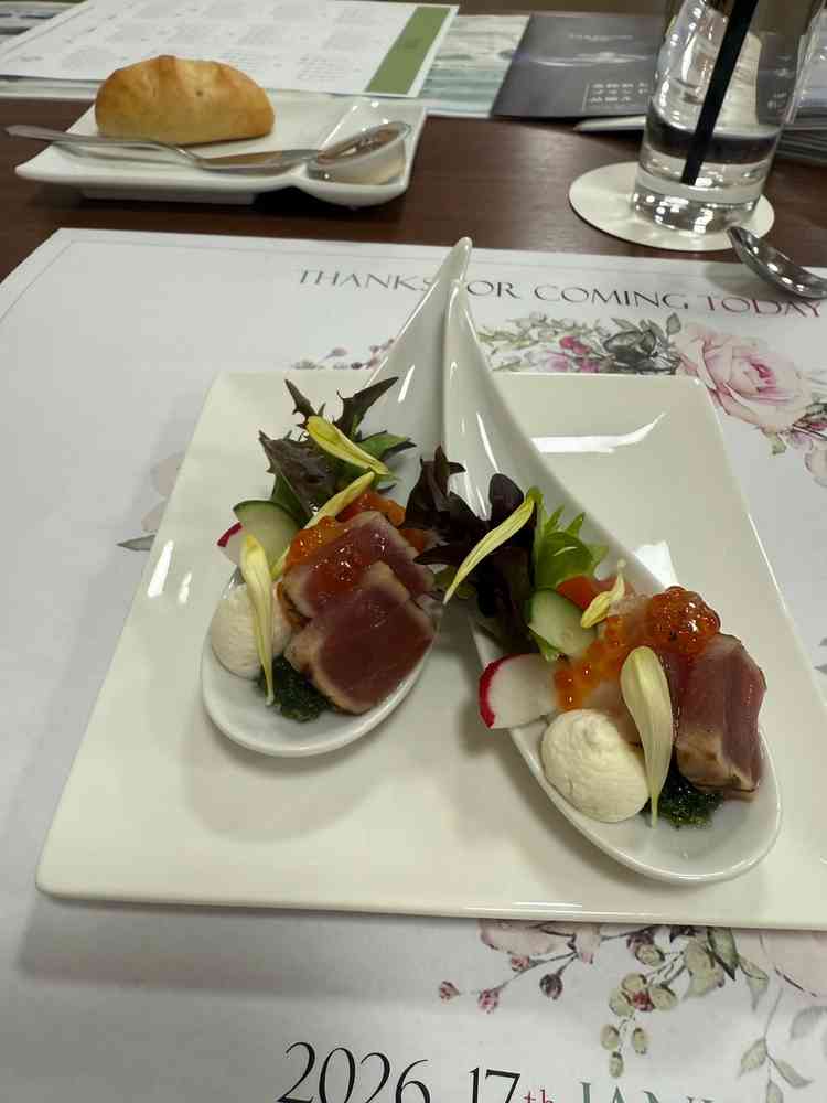 前菜にあたるお料理です。見た目も綺麗で素敵ですが、お味もとても美味しく目も口も満足な一品でした。