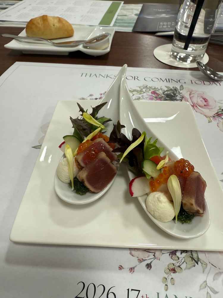 前菜にあたるお料理です。見た目も綺麗で素敵ですが、お味もとても美味しく目も口も満足な一品でした。