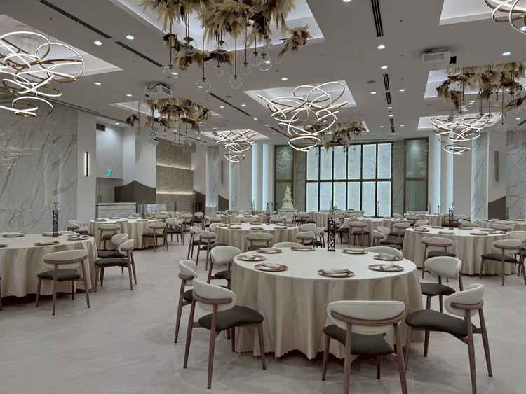 新しくリニューアルした披露宴会場。白を基調としたお洒落な雰囲気です。