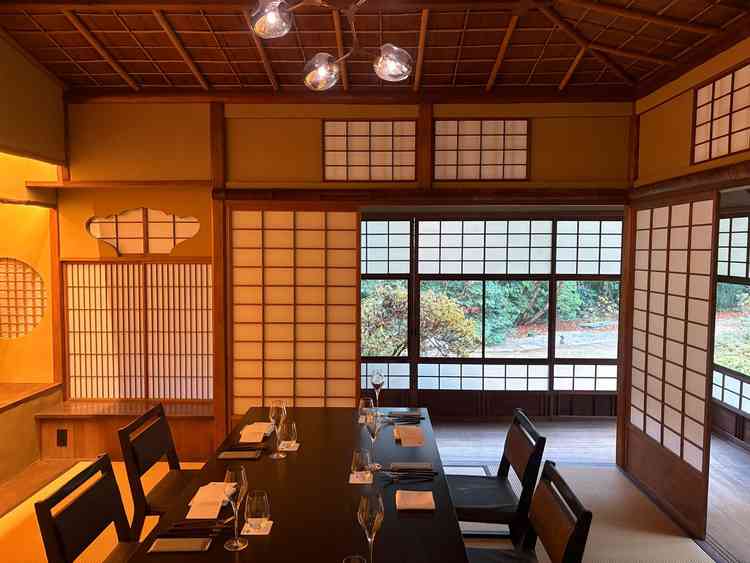 待合室は縁側から見える外の景色がとても素敵で、お茶を一人一人入れてくれる方もいて素晴らしかったです