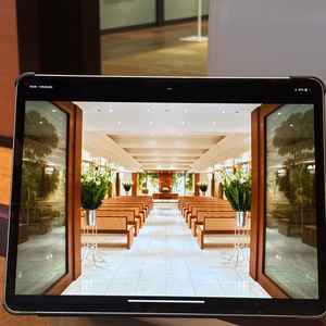 壁の両面が大きな絵でできている、アーティスティックなチャペル。