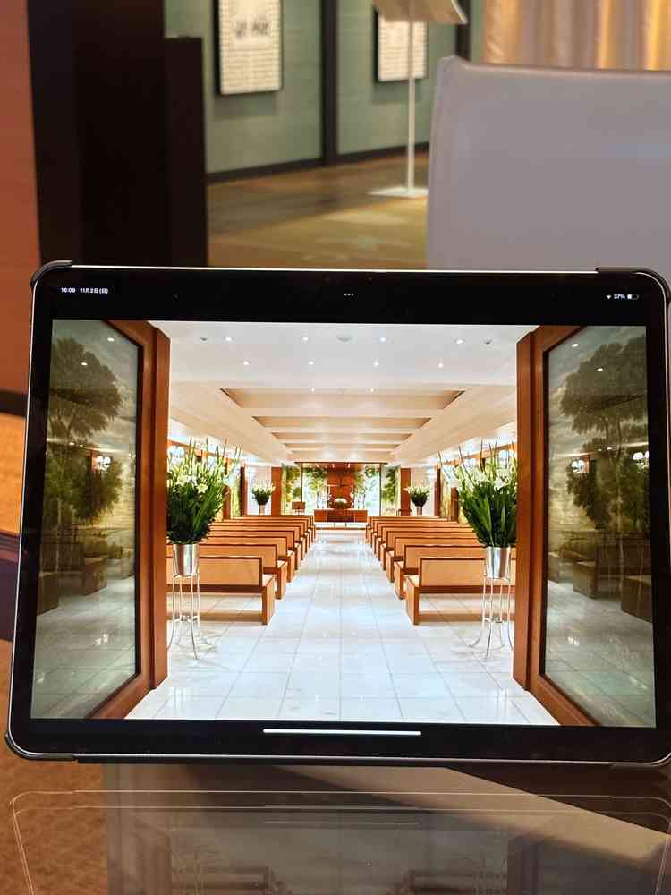 壁の両面が大きな絵でできている、アーティスティックなチャペル。