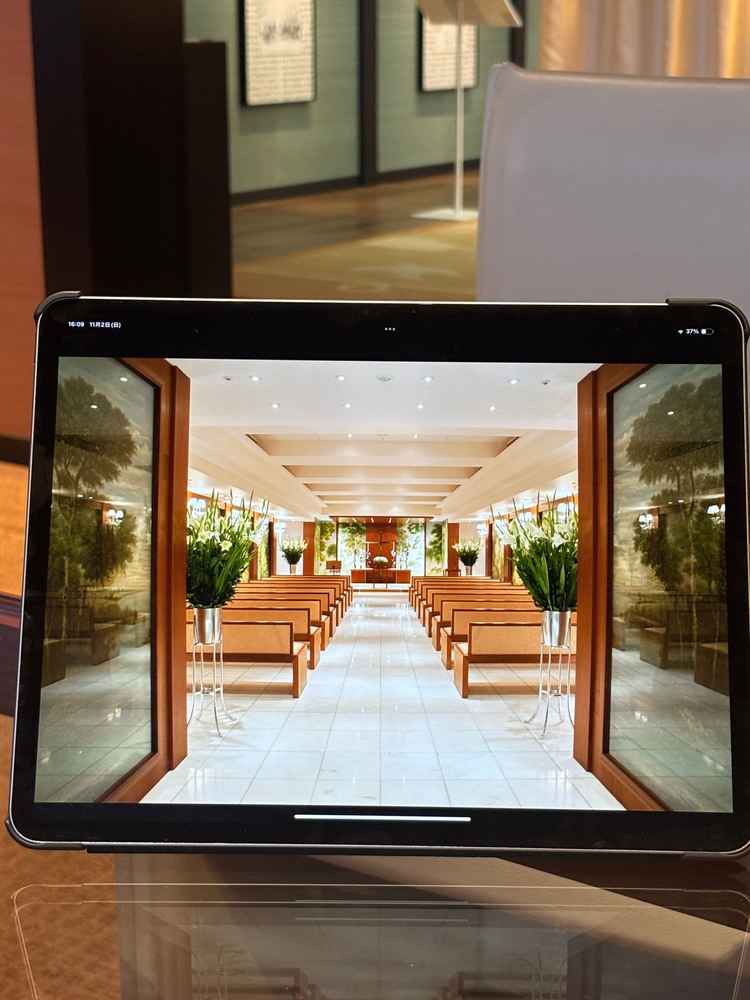 壁の両面が大きな絵でできている、アーティスティックなチャペル。