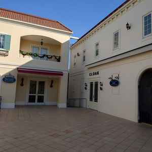 クロークなど。一見するとお店のよう