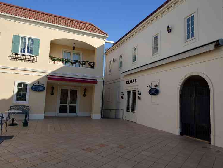 クロークなど。一見するとお店のよう