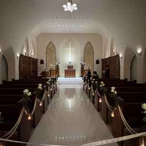 写真ではわからなかったのですが、奥の十字架は大きなクリスタルのような素材で綺麗でした