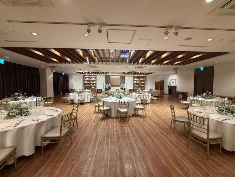 披露宴会場の写真。本棚から登場できるサプライズ演出ができるそう