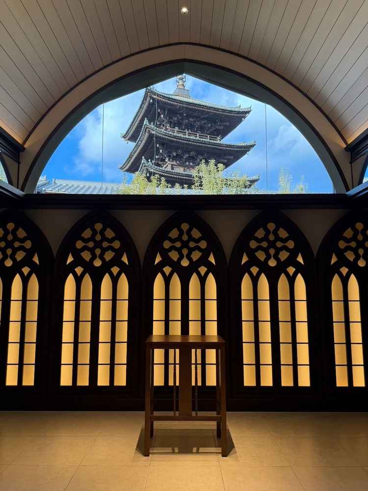 チャペルを正面から見た写真。晴れた日はチャペルからはっきり五重塔が見えます。