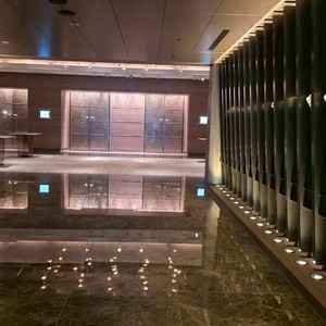 披露宴会場に向かう途中にある場所です。ライトのお花がずらっと並んでおり、非常に綺麗でした。