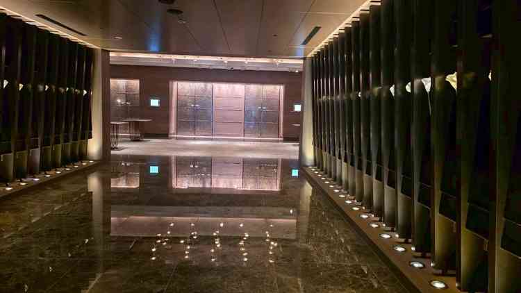 披露宴会場に向かう途中にある場所です。ライトのお花がずらっと並んでおり、非常に綺麗でした。