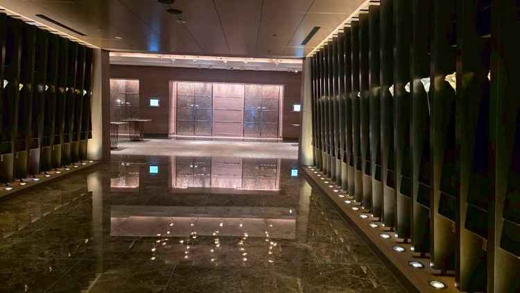 披露宴会場に向かう途中にある場所です。ライトのお花がずらっと並んでおり、非常に綺麗でした。