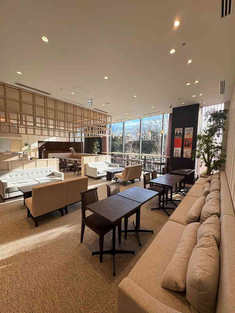 ホテルラウンジのような控え室です。