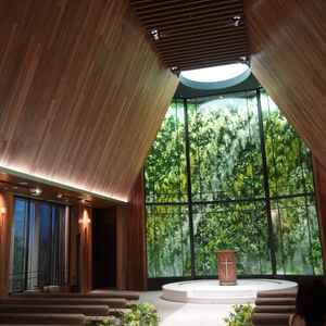 期待通りの温かみのある素敵な挙式会場。天井のライトで緑を照らすことで全天候できれいに見えるそうです。