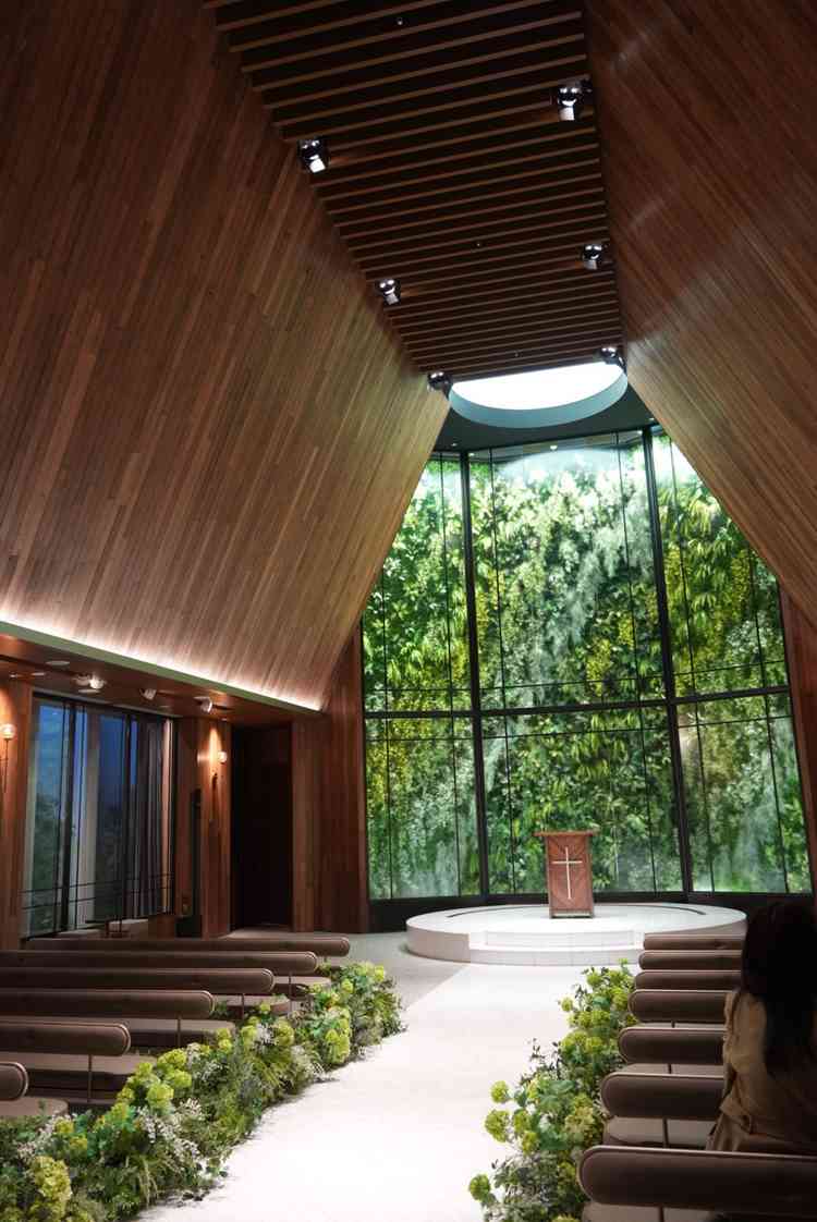 期待通りの温かみのある素敵な挙式会場。天井のライトで緑を照らすことで全天候できれいに見えるそうです。