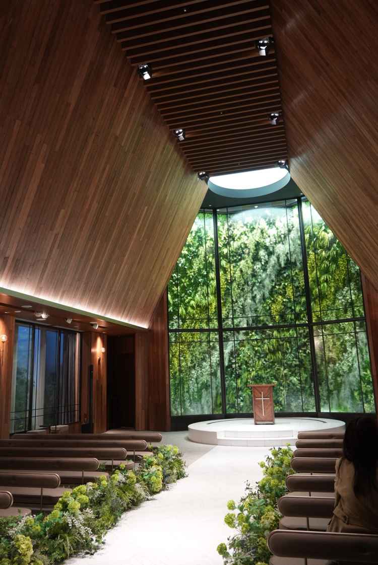 期待通りの温かみのある素敵な挙式会場。天井のライトで緑を照らすことで全天候できれいに見えるそうです。