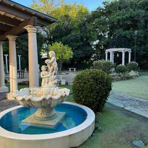 チャペルへ繋がる渡り廊下左手に見える中庭。噴水や鐘が置いてあり、爽やかな写真映えスポット。