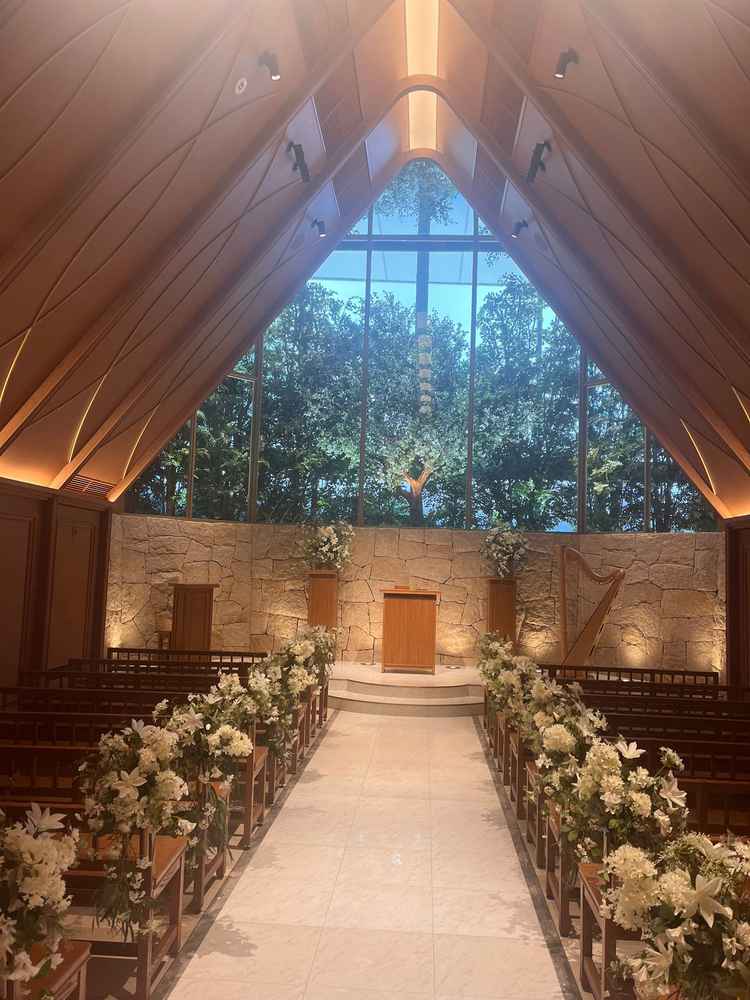 自然光が明るすぎず暗すぎないチャペル。とても大人っぽく素敵空間でした。