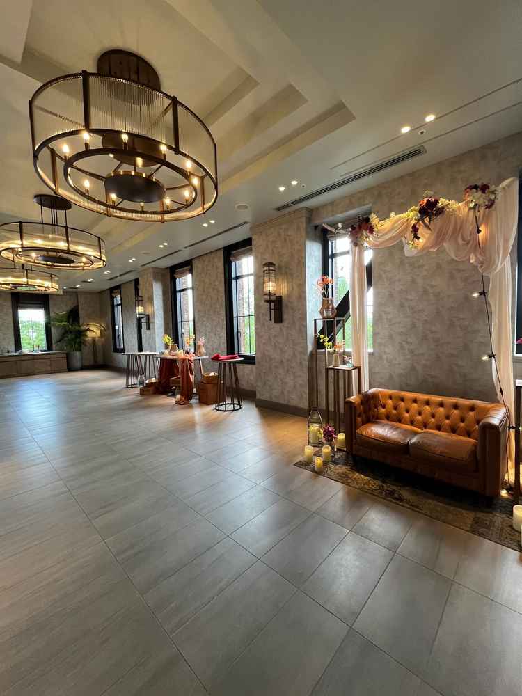 チャペル会場前の空間。スクリーンで動画を流すことができる。