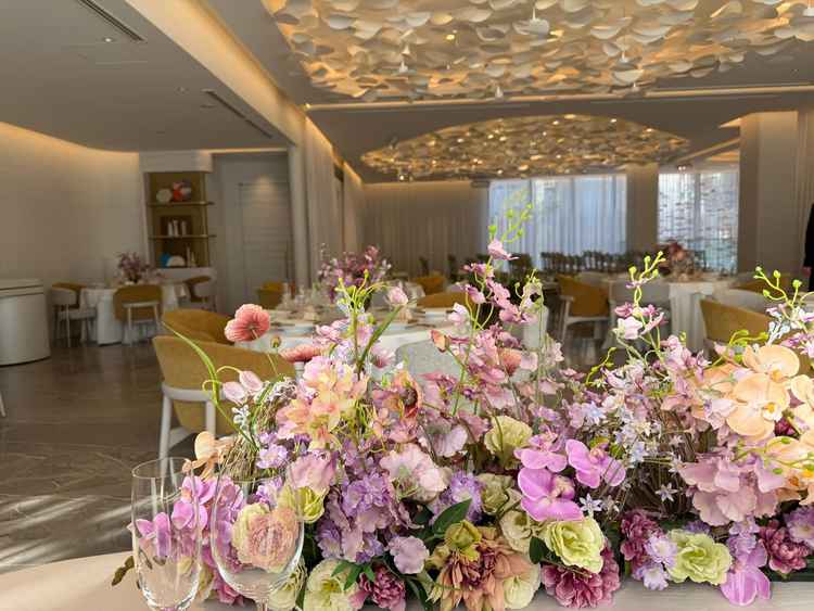 他の結婚式場とは違ったインテリアを使用していて、チェアもシャンパンをイメージされていてとてもオシャレ