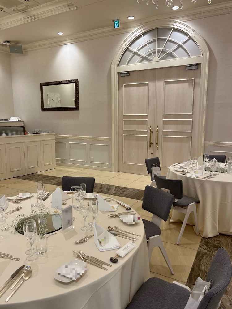 披露宴会場①そんなに広くはないですが、白基調で圧迫感はなく明るく、清潔感のある会場でした。