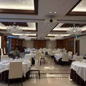 8階の披露宴会場です。広々としていて雰囲気は大人っぽかったです。