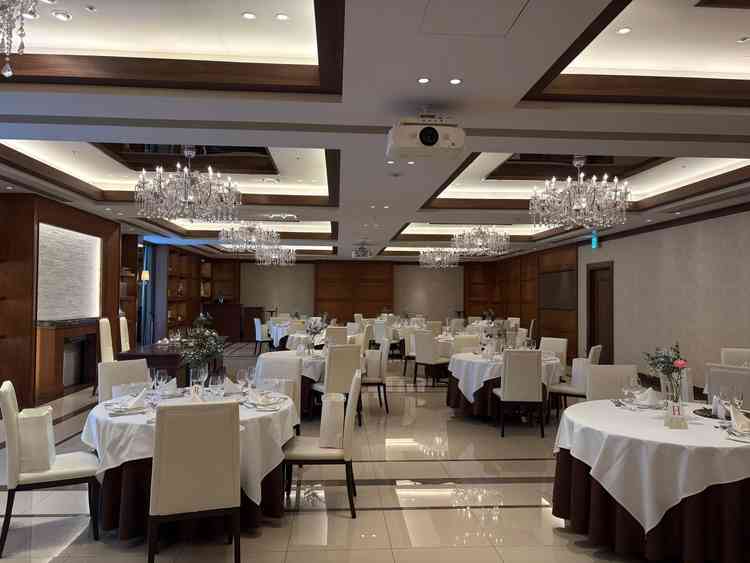 8階の披露宴会場です。広々としていて雰囲気は大人っぽかったです。