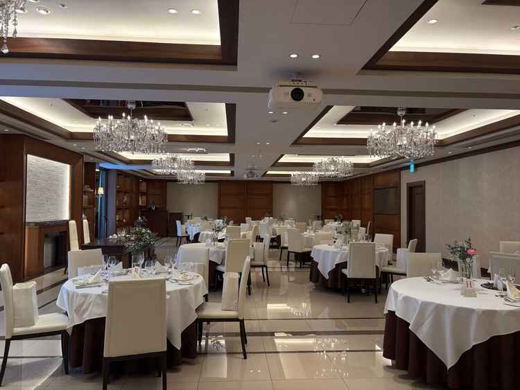 8階の披露宴会場です。広々としていて雰囲気は大人っぽかったです。