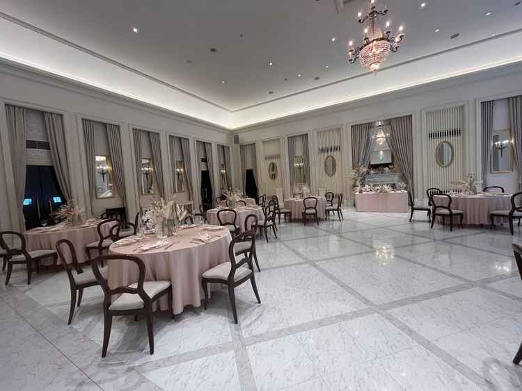 ホワイトハウス披露宴会場。こちらの建物は全て白をベースにした華やかな可愛い雰囲気