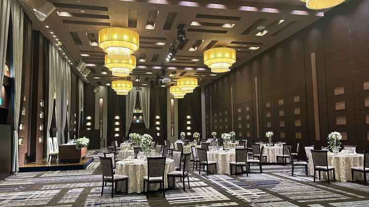 天井が高い披露宴会場