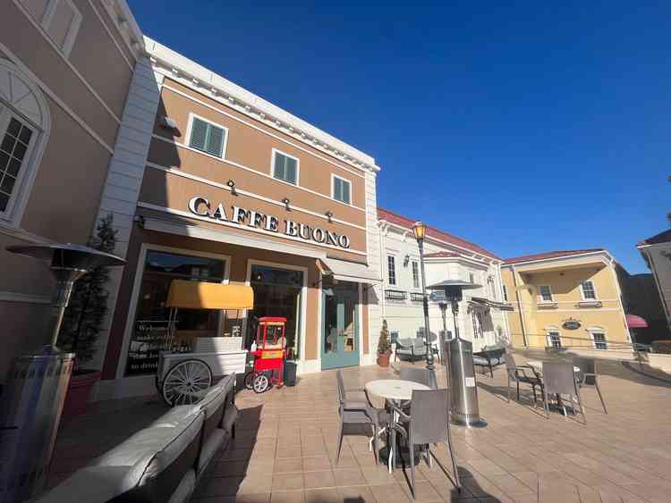 ヨーロッパの街並みの広場。カフェ等があり敷地内に入った瞬間からおもてなしがあり、わくわくする空間。