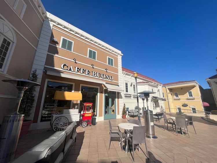 ヨーロッパの街並みの広場。カフェ等があり敷地内に入った瞬間からおもてなしがあり、わくわくする空間。