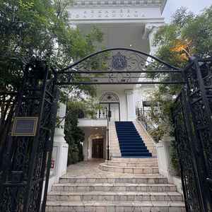 入口から見た大階段の写真。もっとこじんまりとしているかと思ったが、思ったより存在感があった。