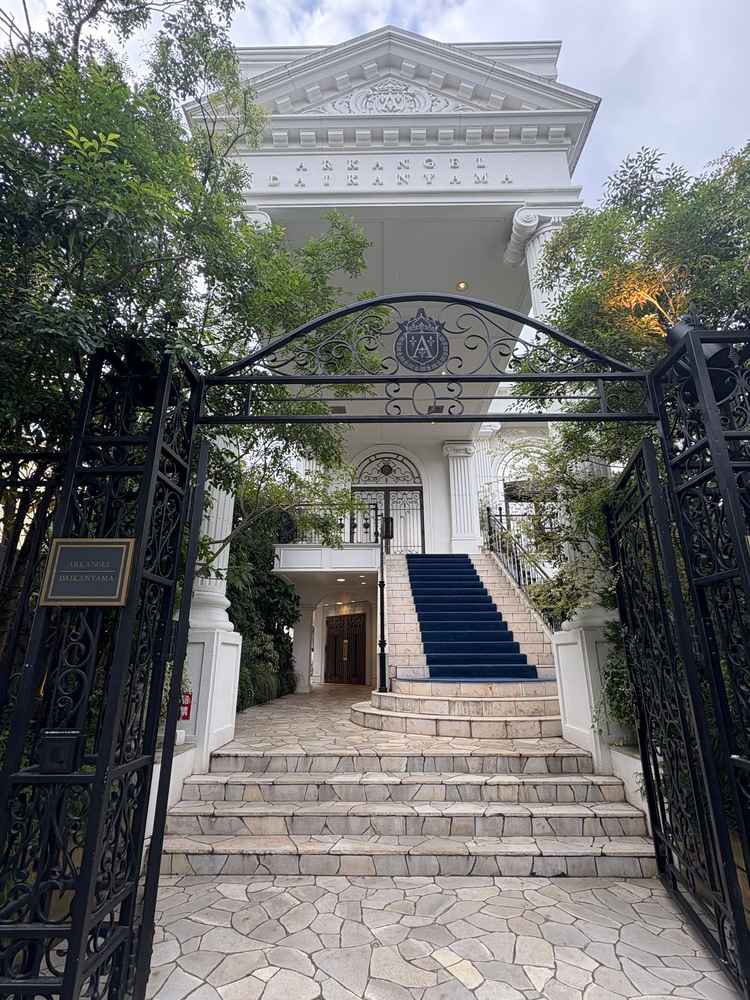 入口から見た大階段の写真。もっとこじんまりとしているかと思ったが、思ったより存在感があった。