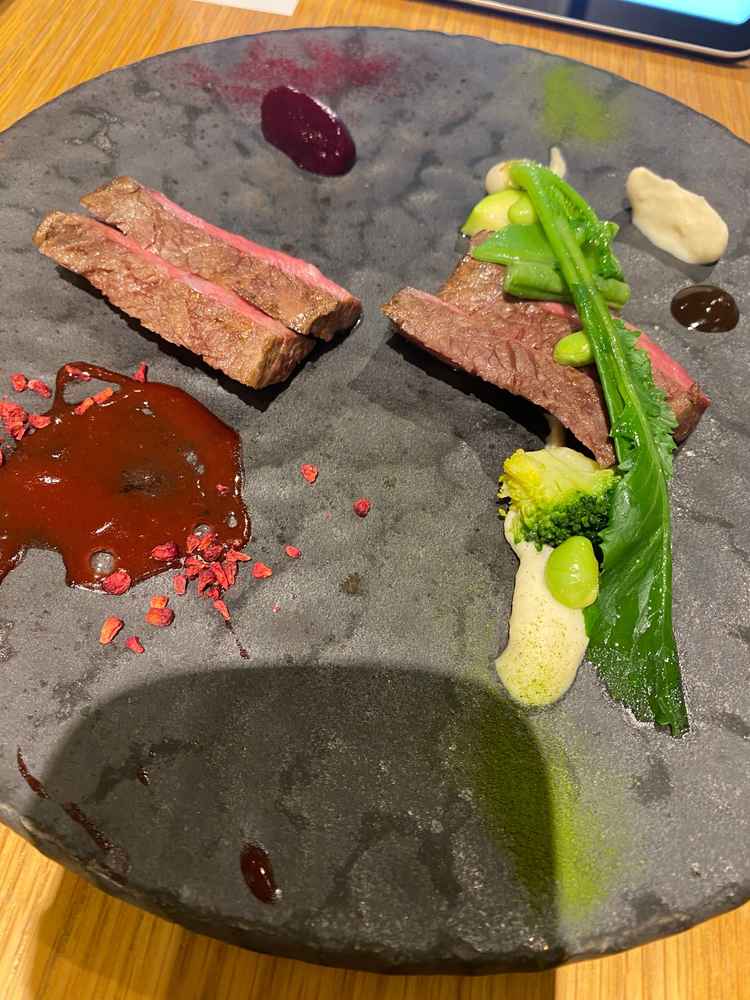 色でテーマ化されている料理。個性があり味も美味しく、目でも舌でも楽しめる料理でした。