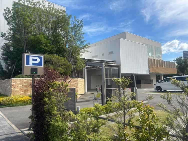 式場外観（駐車場側）