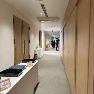 披露宴会場の廊下&ウェルカムスペース。こちらもシンプルな感じです