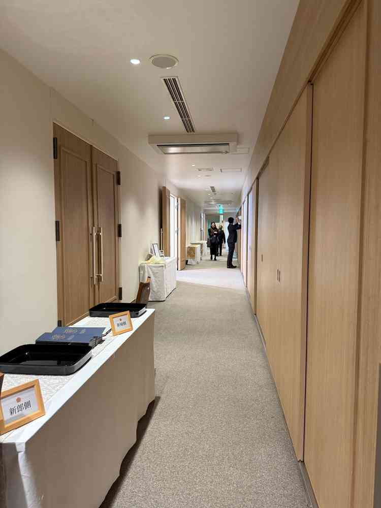 披露宴会場の廊下&ウェルカムスペース。こちらもシンプルな感じです